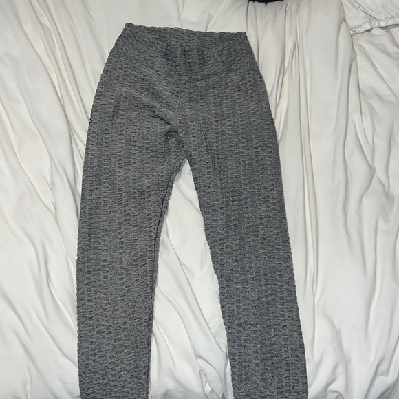 Viral scrunch butt leggings!🍑 - Picture 2 of 3